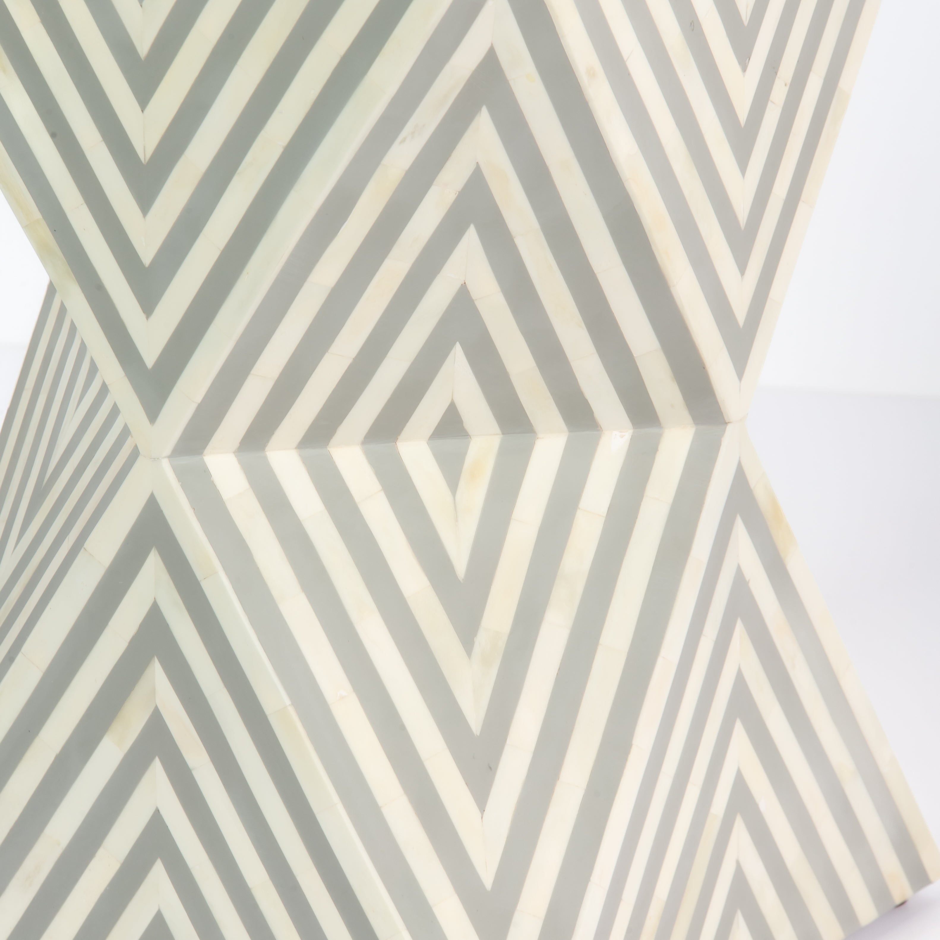 طاولة جانبية أثرية - مرصعة باللون الرمادي الباهت