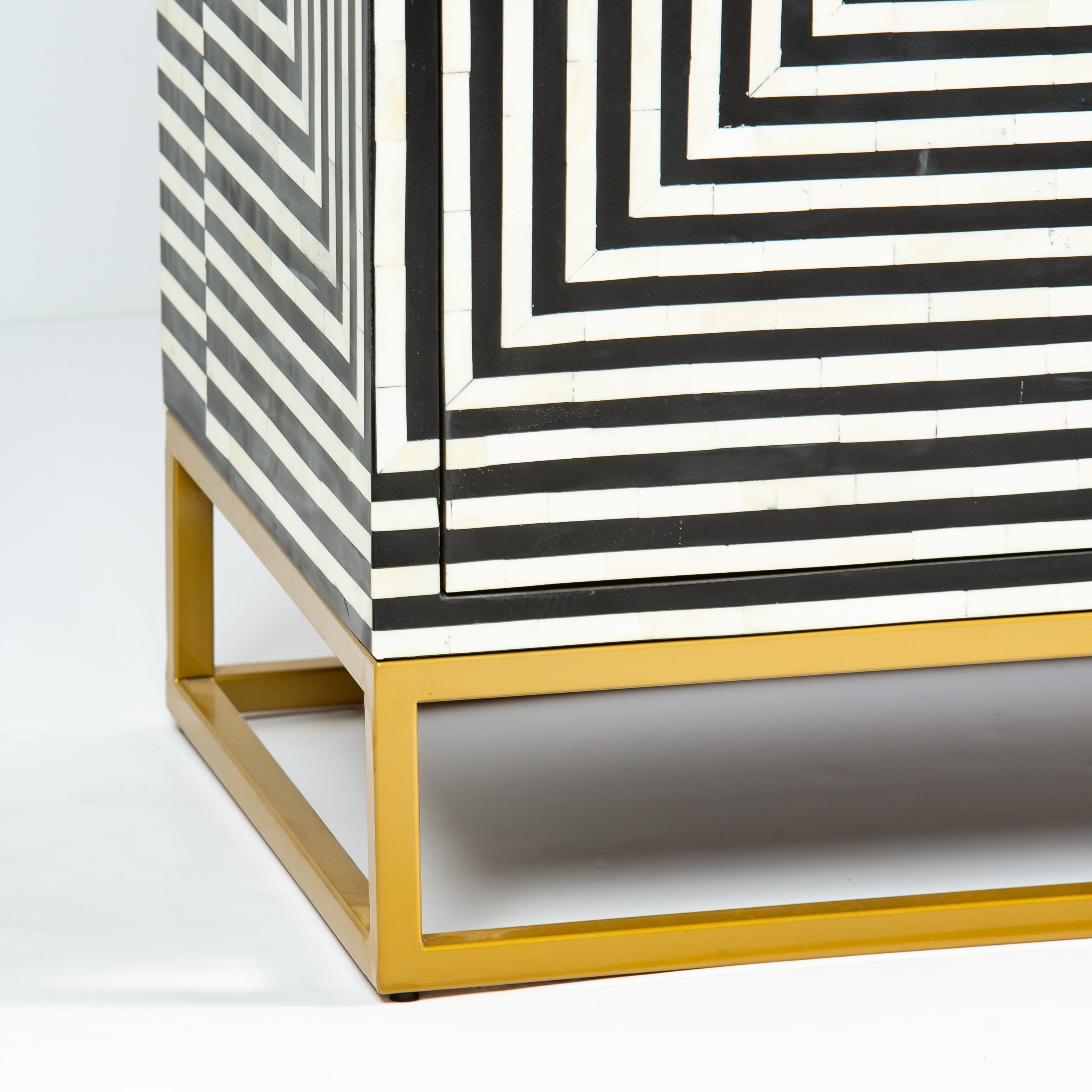 خزانة ليك - ترصيع العظام باللونين الأسود والأبيض