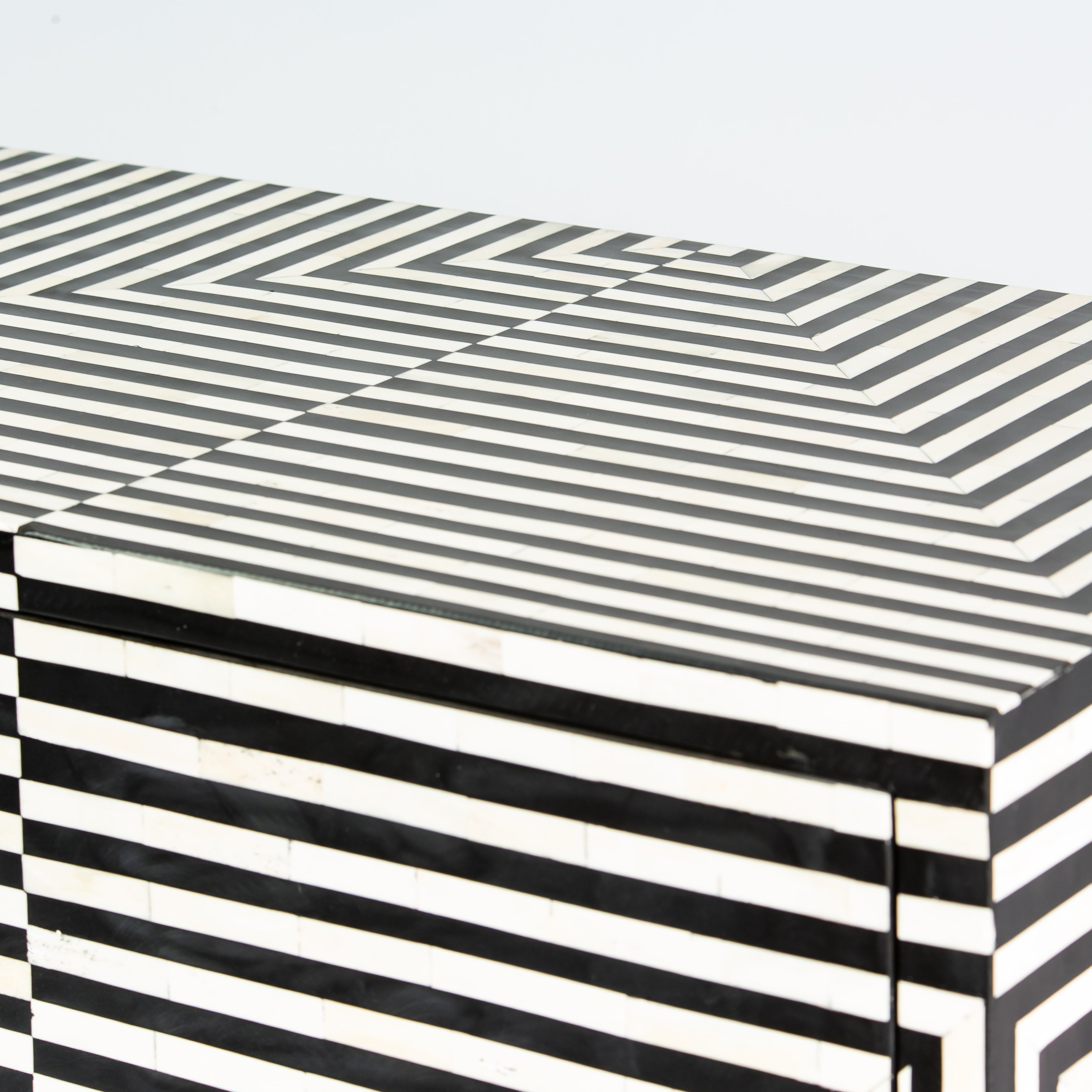 خزانة ليك - ترصيع العظام باللونين الأسود والأبيض