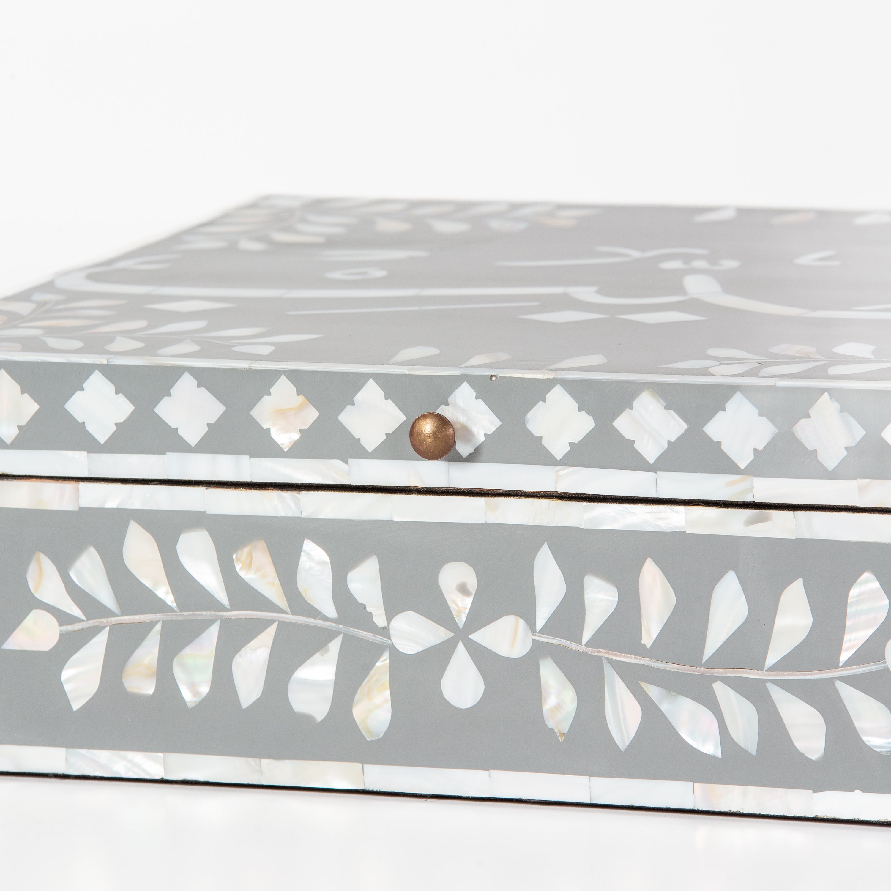 علبة القزحية - مرصعة بالصدف اللؤلؤية باللون الرمادي