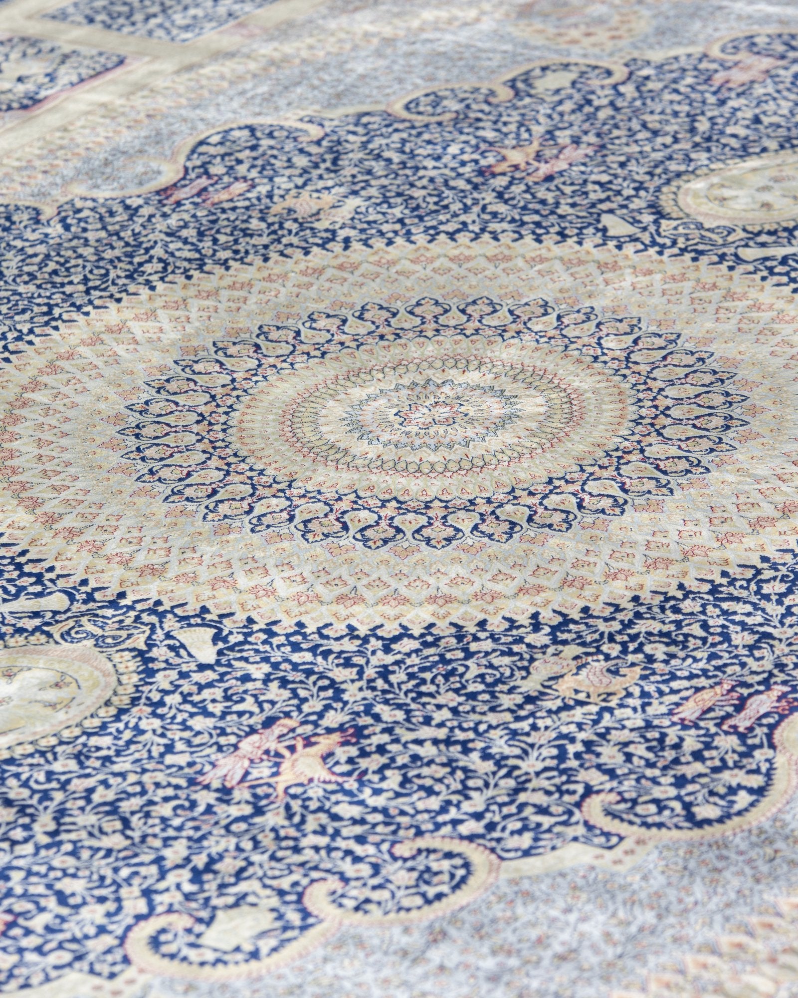 Behnaz Persian silk rug centre medallion close-up, cornflower blue 200 x 300 cm - Tabeer Homes Dubai