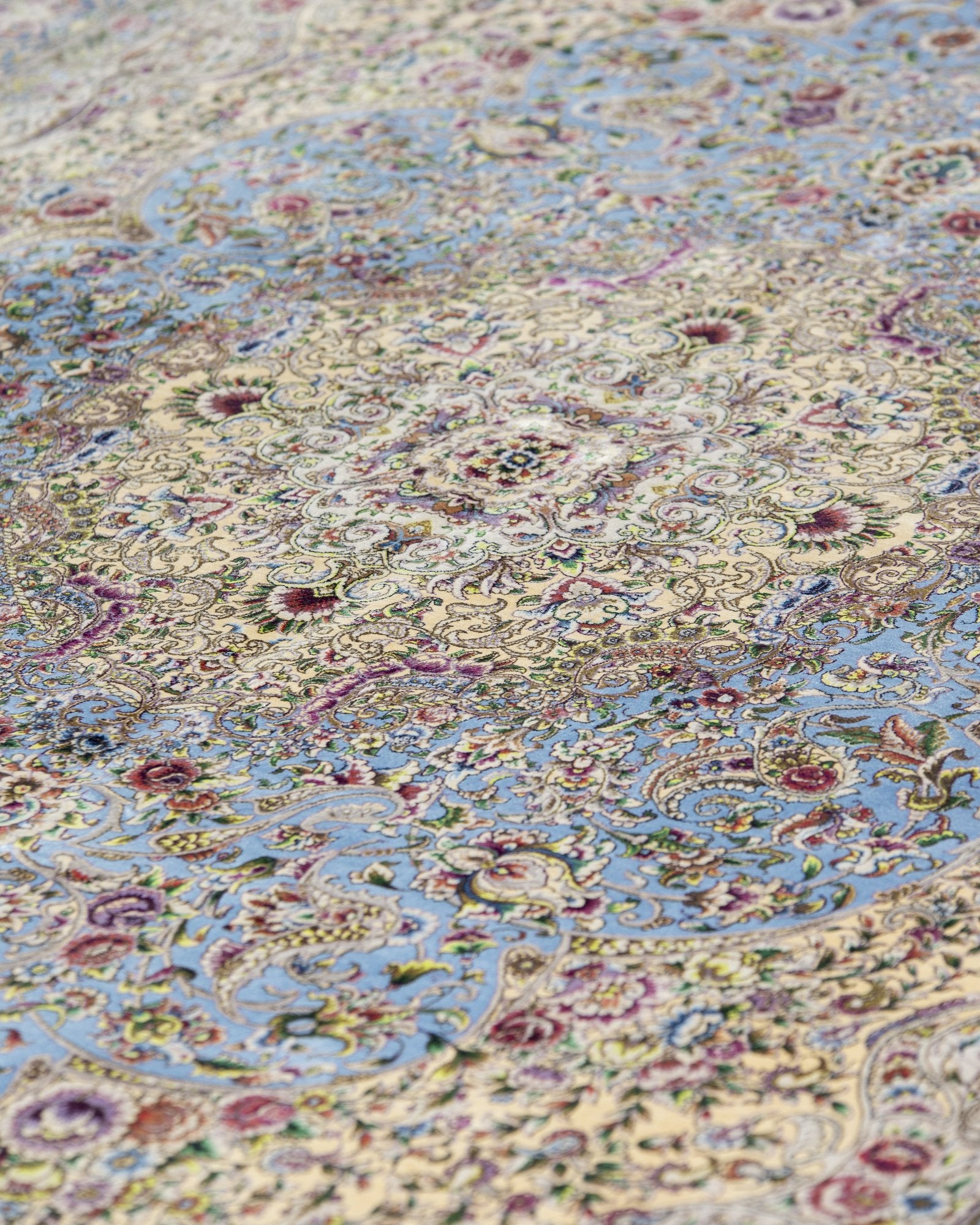 Bianca Persian silk and wool rug centre medallion close-up, pearl grey 200 x 300 cm - Tabeer Homes Dubai
