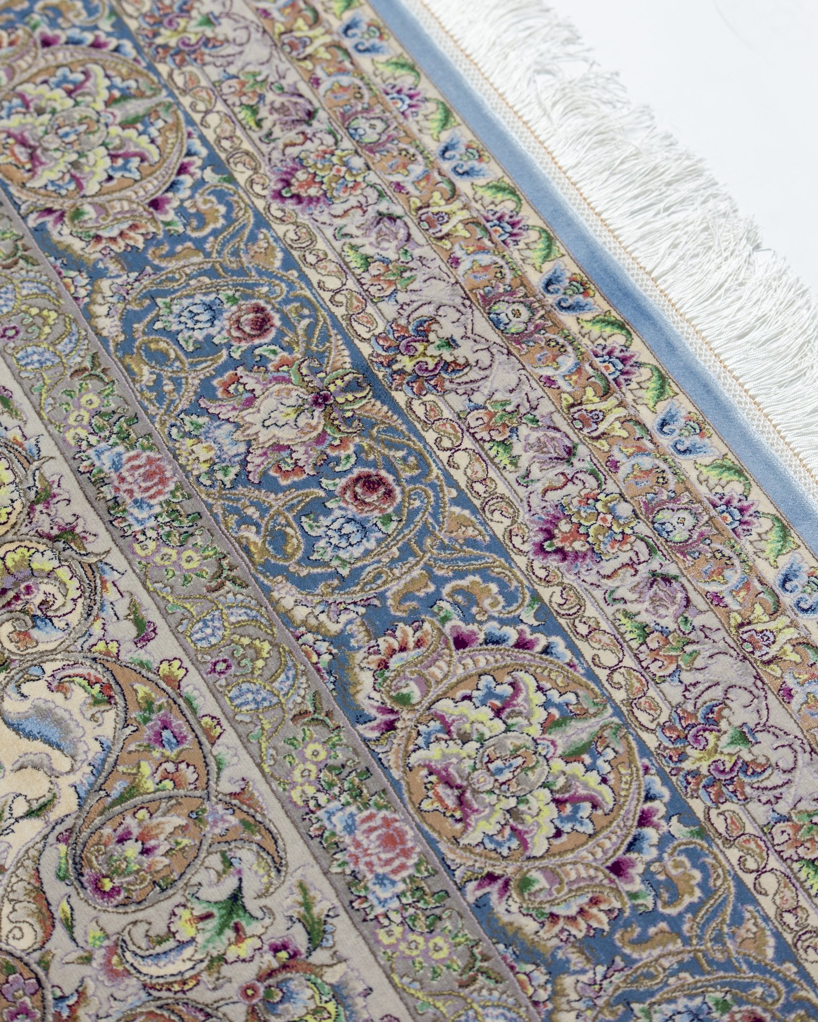 Bianca silk and wool carpet field pattern detail in pearl grey, 200 x 300 cm - Tabeer Homes Dubai
