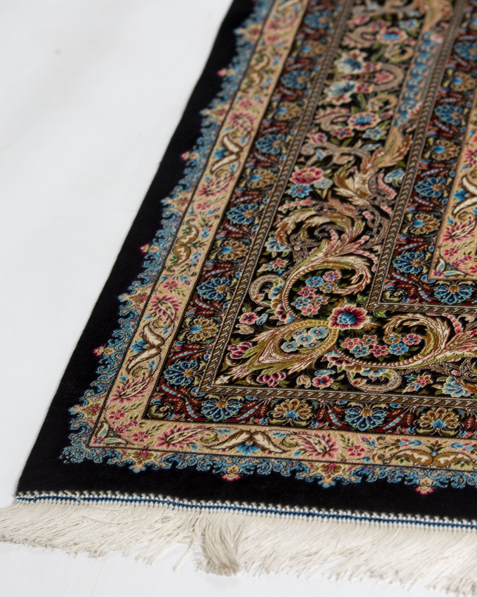 Homa silk carpet border and corner detail in black and gold, 200 x 300 cm - Tabeer Homes Dubai