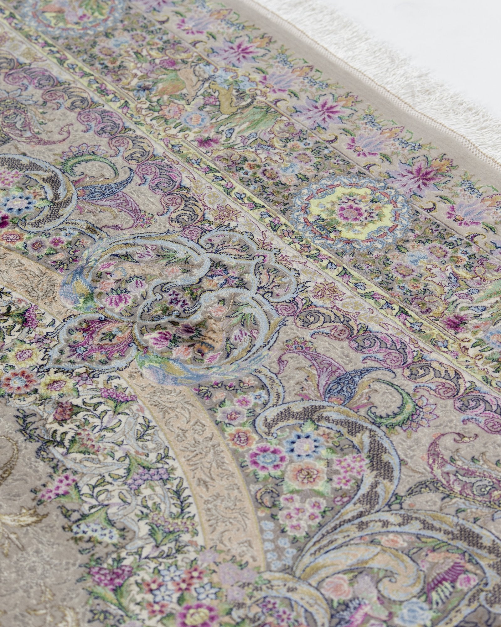 Livia silk and wool carpet border and corner detail in ivory beige, 200 x 300 cm - Tabeer Homes Dubai