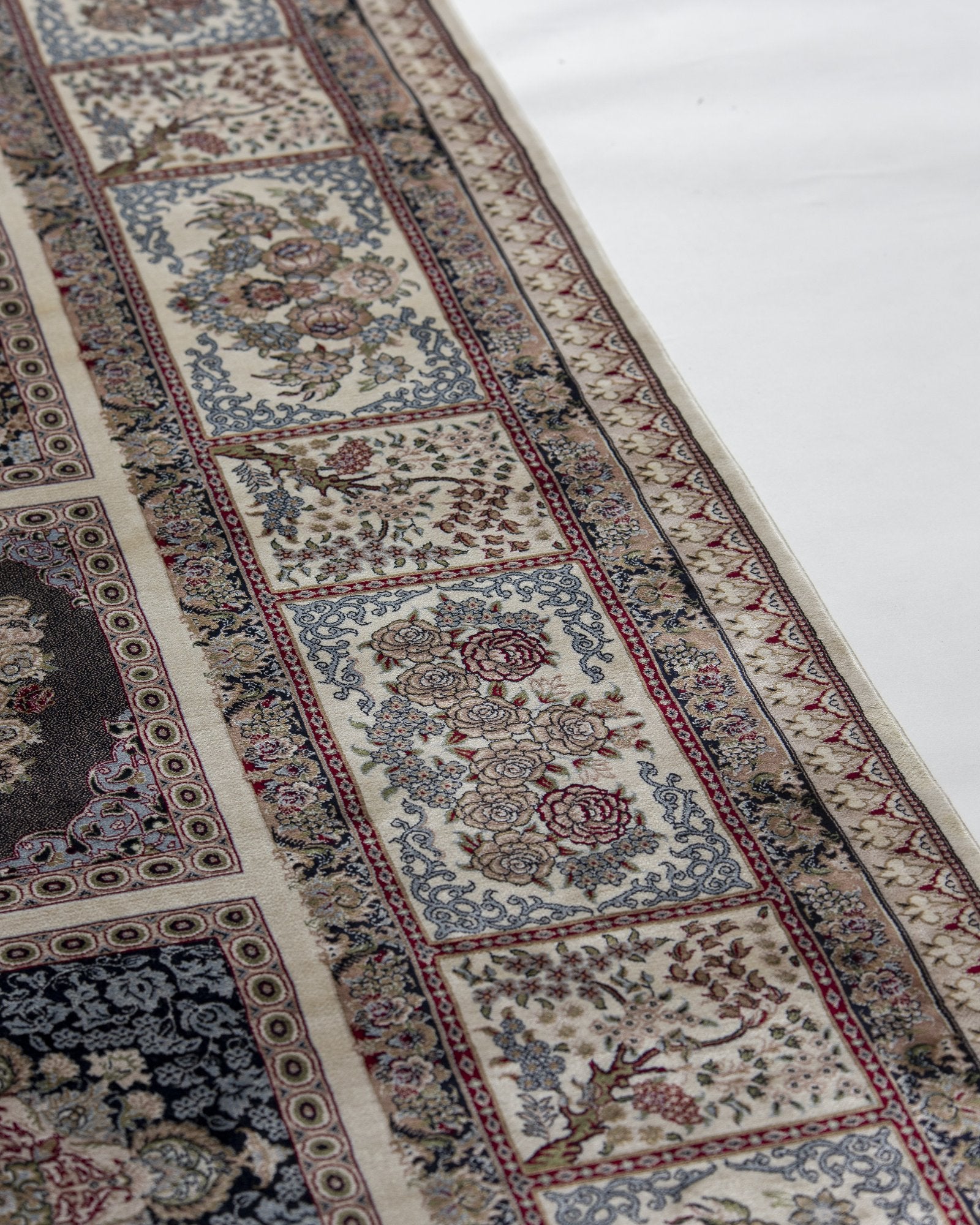 Pariwash silk carpet border and corner detail in ivory and grey, 250 x 350 cm - Tabeer Homes Dubai