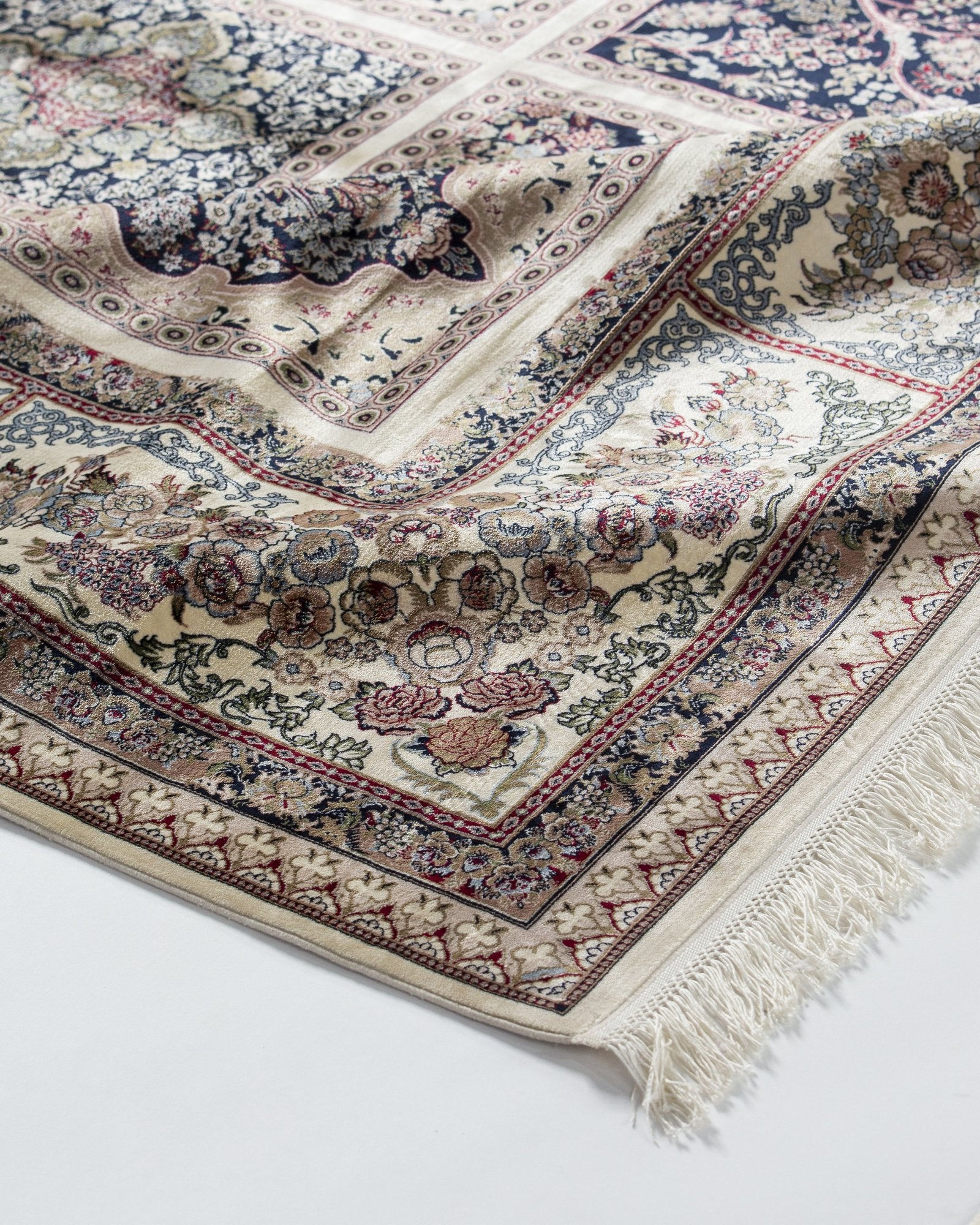 Pariwash silk carpet spandrel and guard border in ivory and grey, 250 x 350 cm - Tabeer Homes Dubai
