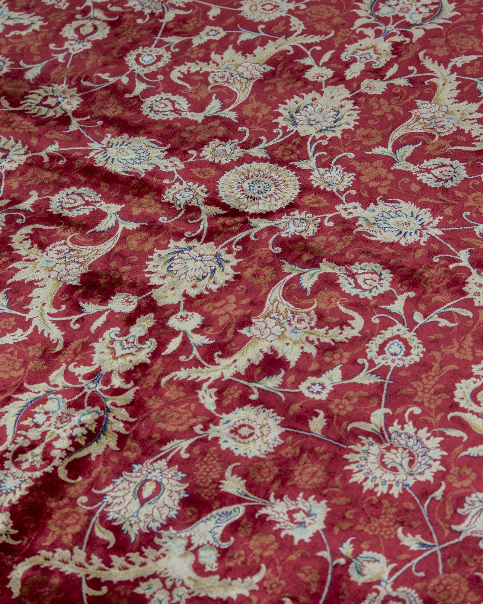 Ravenna Persian silk rug centre medallion close-up, crimson red 200 x 300 cm - Tabeer Homes Dubai