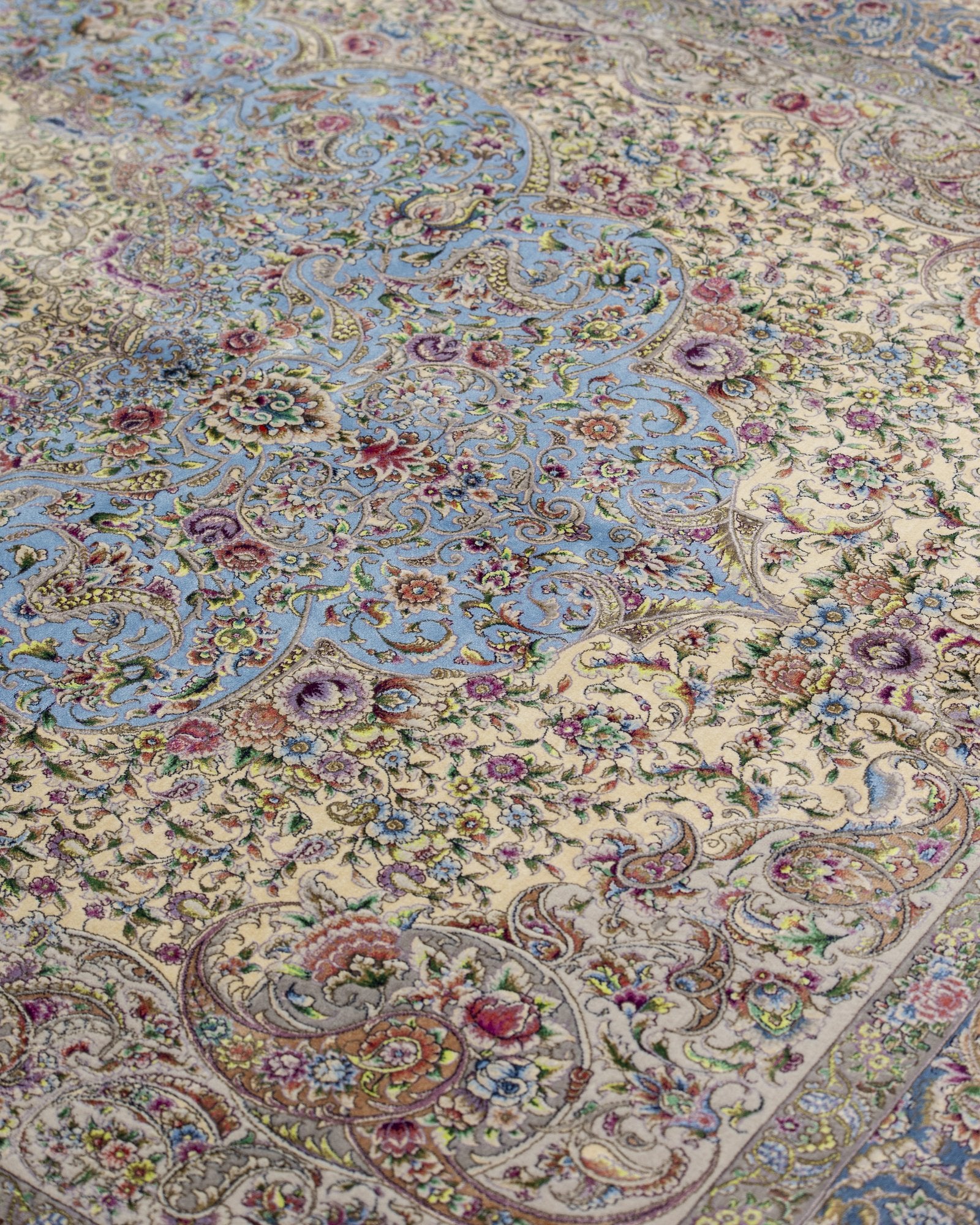 Bianca silk and wool carpet spandrel and guard border in pearl grey, 200 x 300 cm - Tabeer Homes Dubai