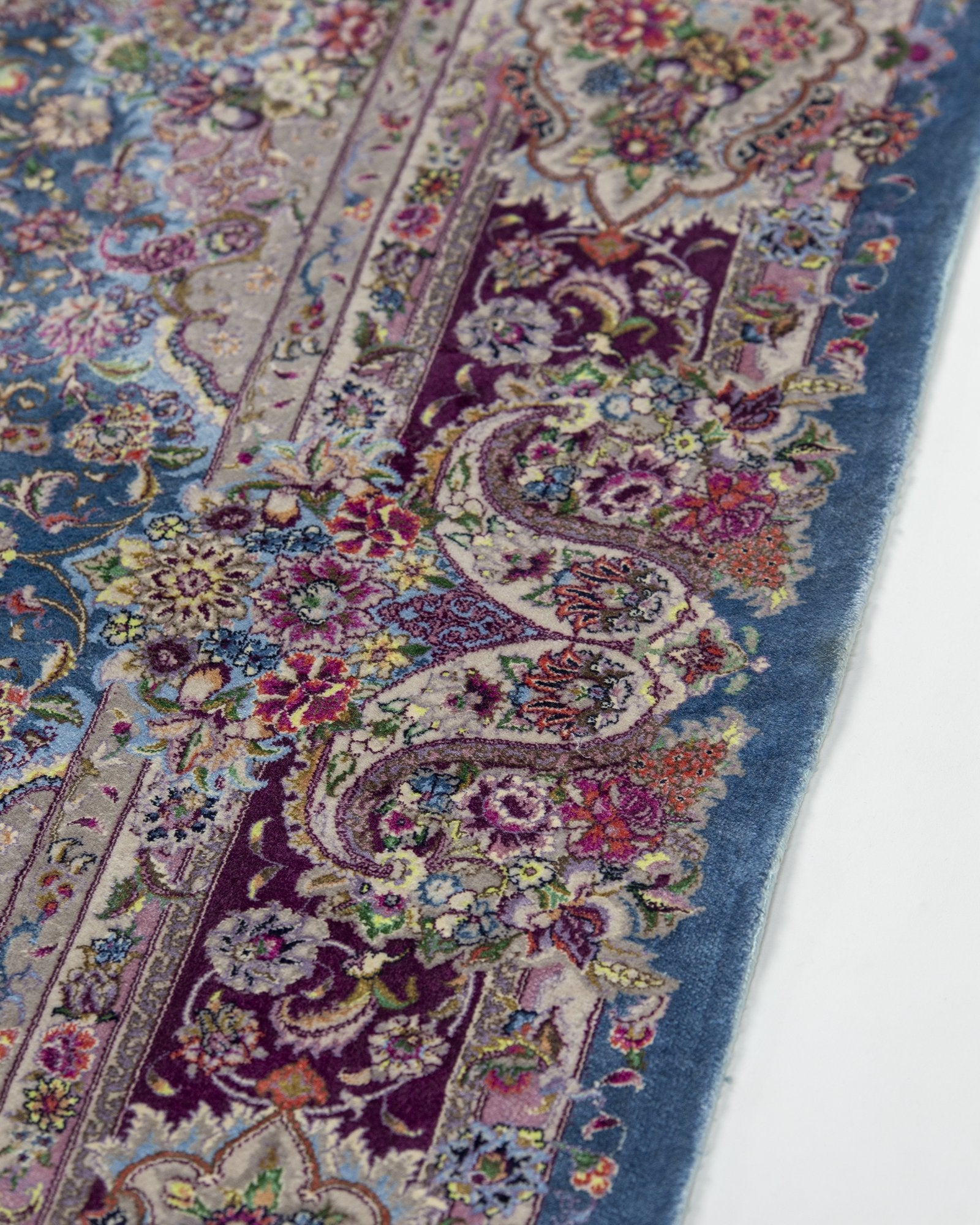 Farahnaz silk and wool carpet border and corner detail in powder blue, 225 x 150 cm - Tabeer Homes Dubai