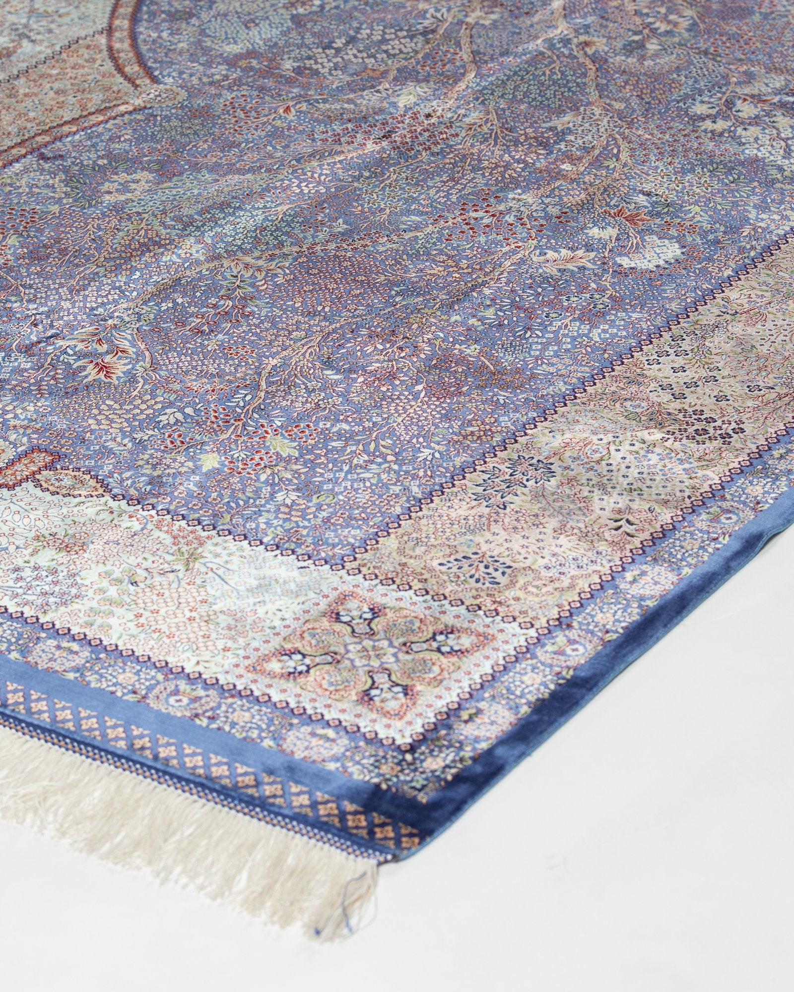 Lavinia Persian silk carpet medallion close-up, lavender 225x150 cm - Tabeer Homes Dubai