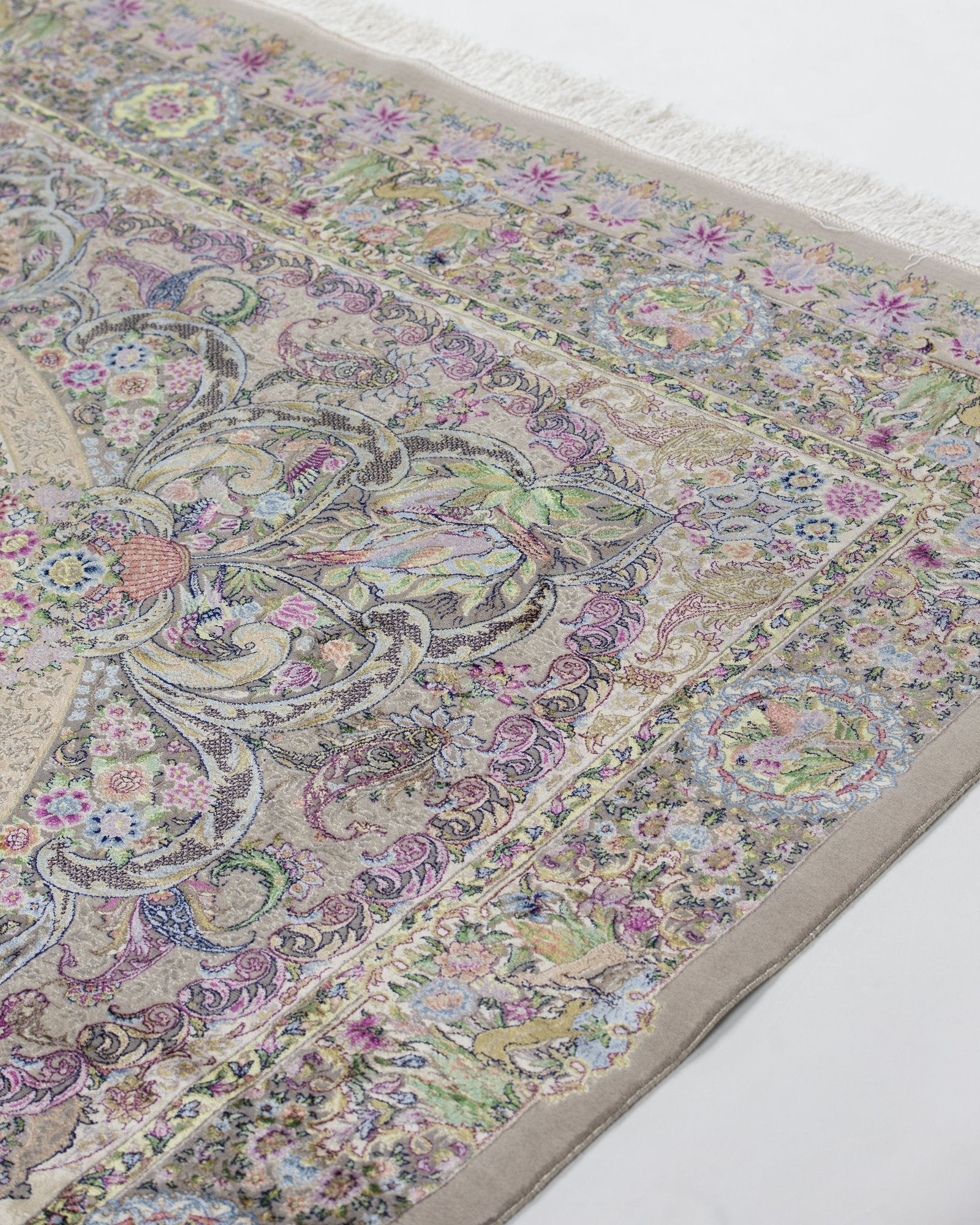 Livia Persian silk and wool rug centre medallion close-up, ivory beige 200 x 300 cm - Tabeer Homes Dubai