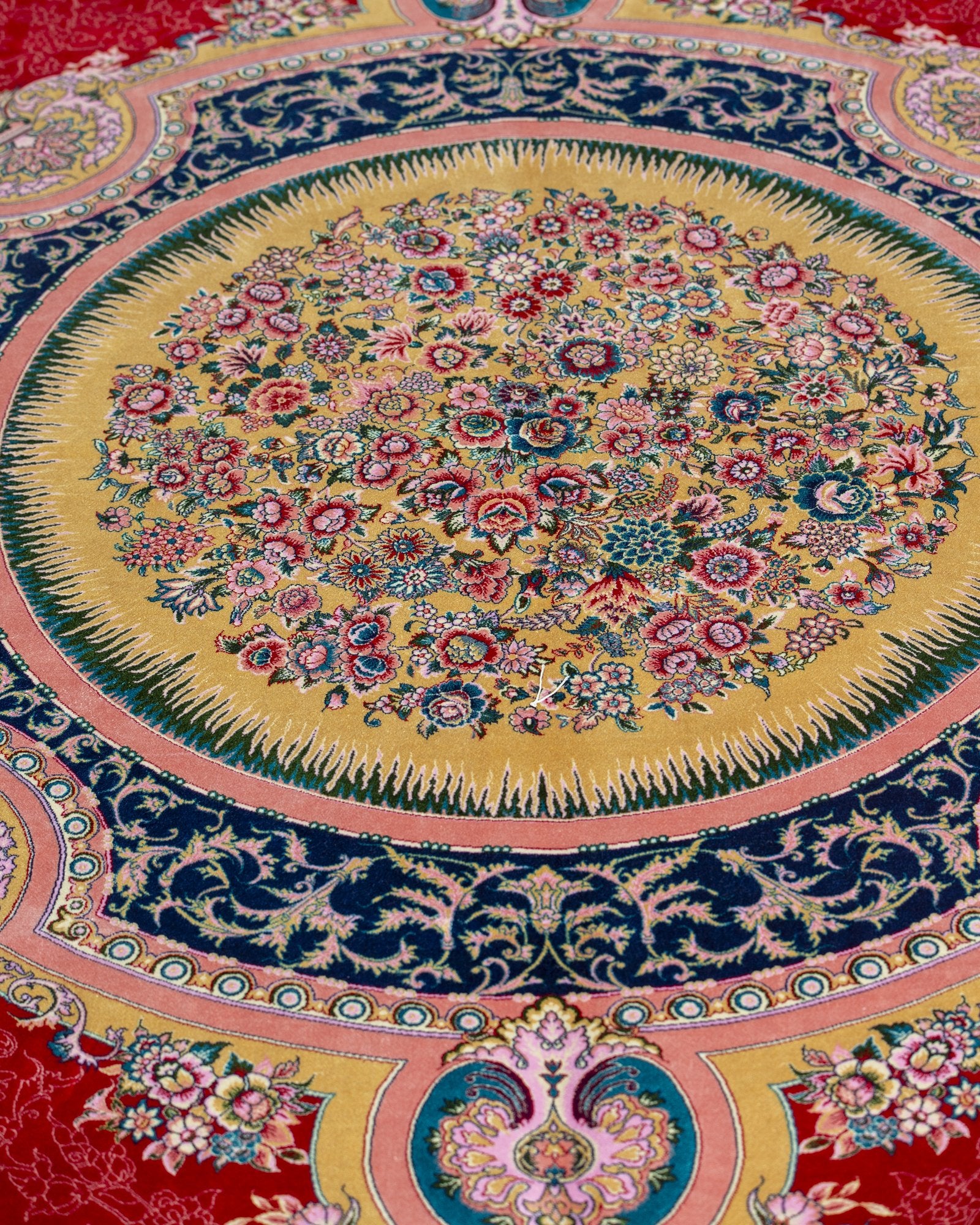 Marguerite silk carpet border and corner detail in red and ivory, 200 x 300 cm - Tabeer Homes Dubai