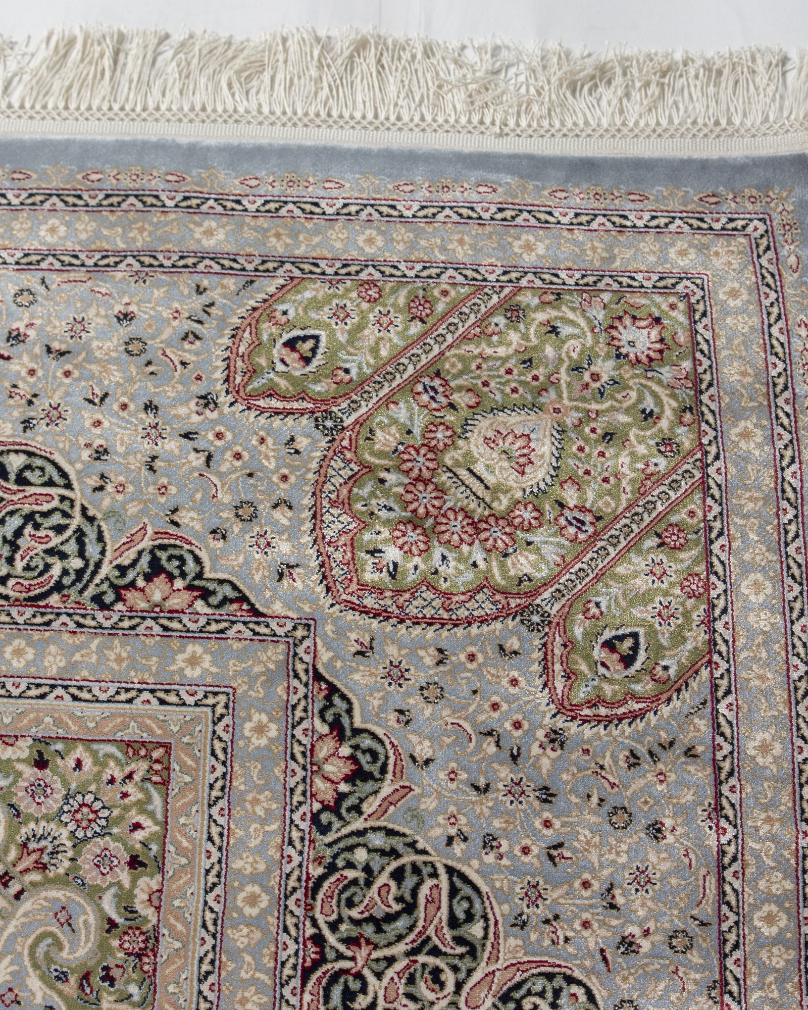 Mehrnaz silk carpet field pattern detail in silver grey, 200 x 300 cm - Tabeer Homes Dubai