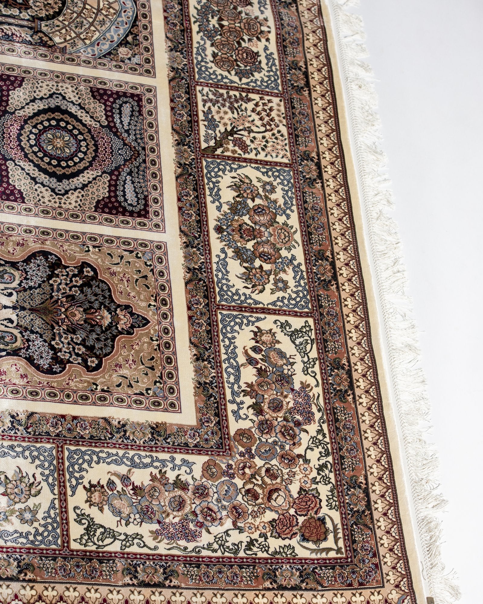Pariwash Persian silk rug edge binding and back detail, ivory and grey 250 x 350 cm - Tabeer Homes Dubai