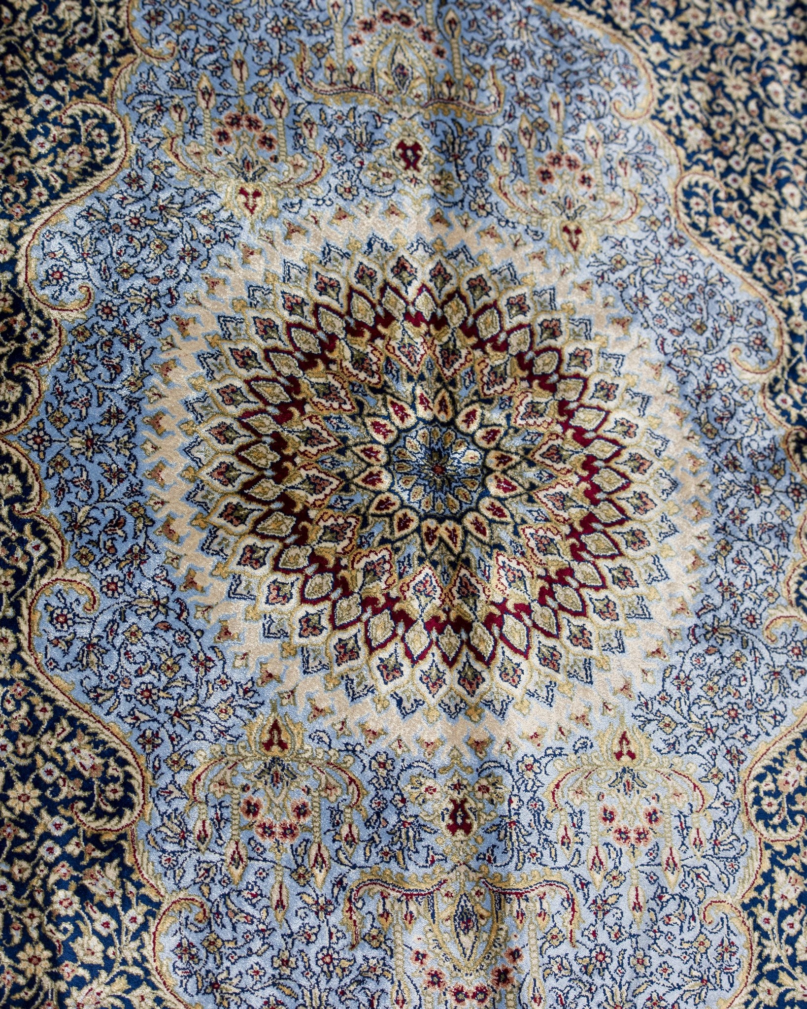 Central starburst detail of the Roya silk rug
