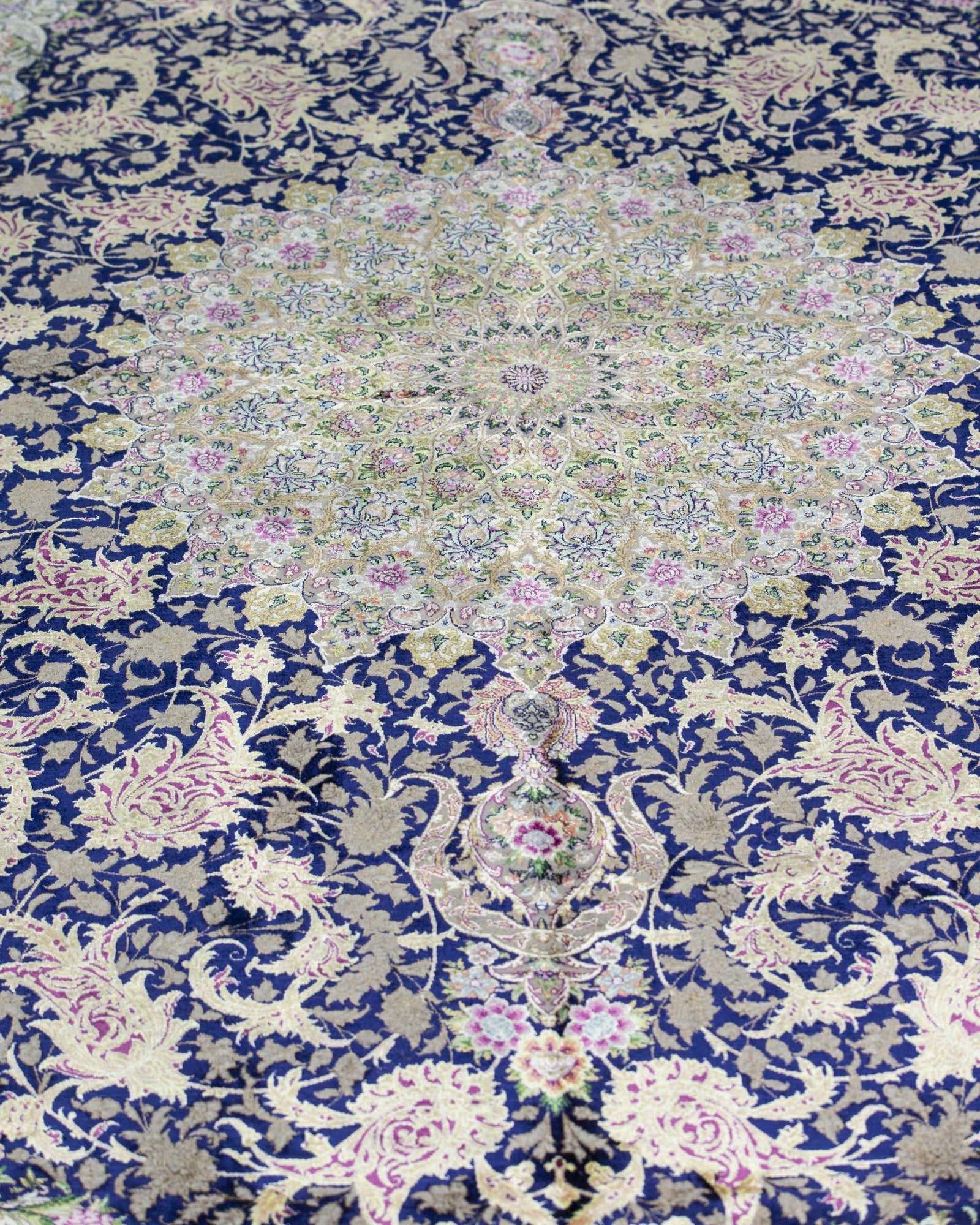 Shahrzad silk and wool carpet border and corner detail in navy blue, 200 x 300 cm - Tabeer Homes Dubai