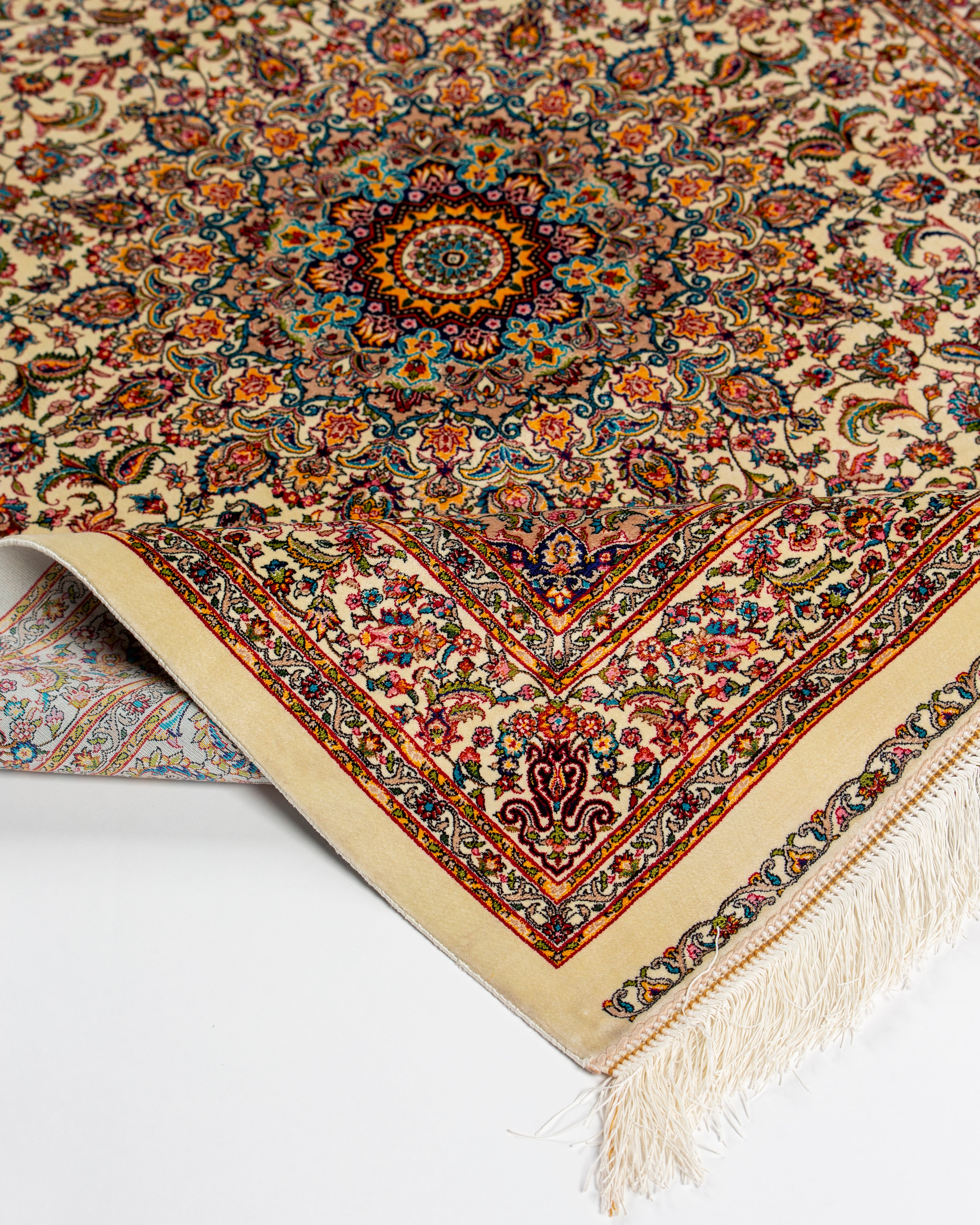 Corner and fringe of the Yasmin ivory silk rug