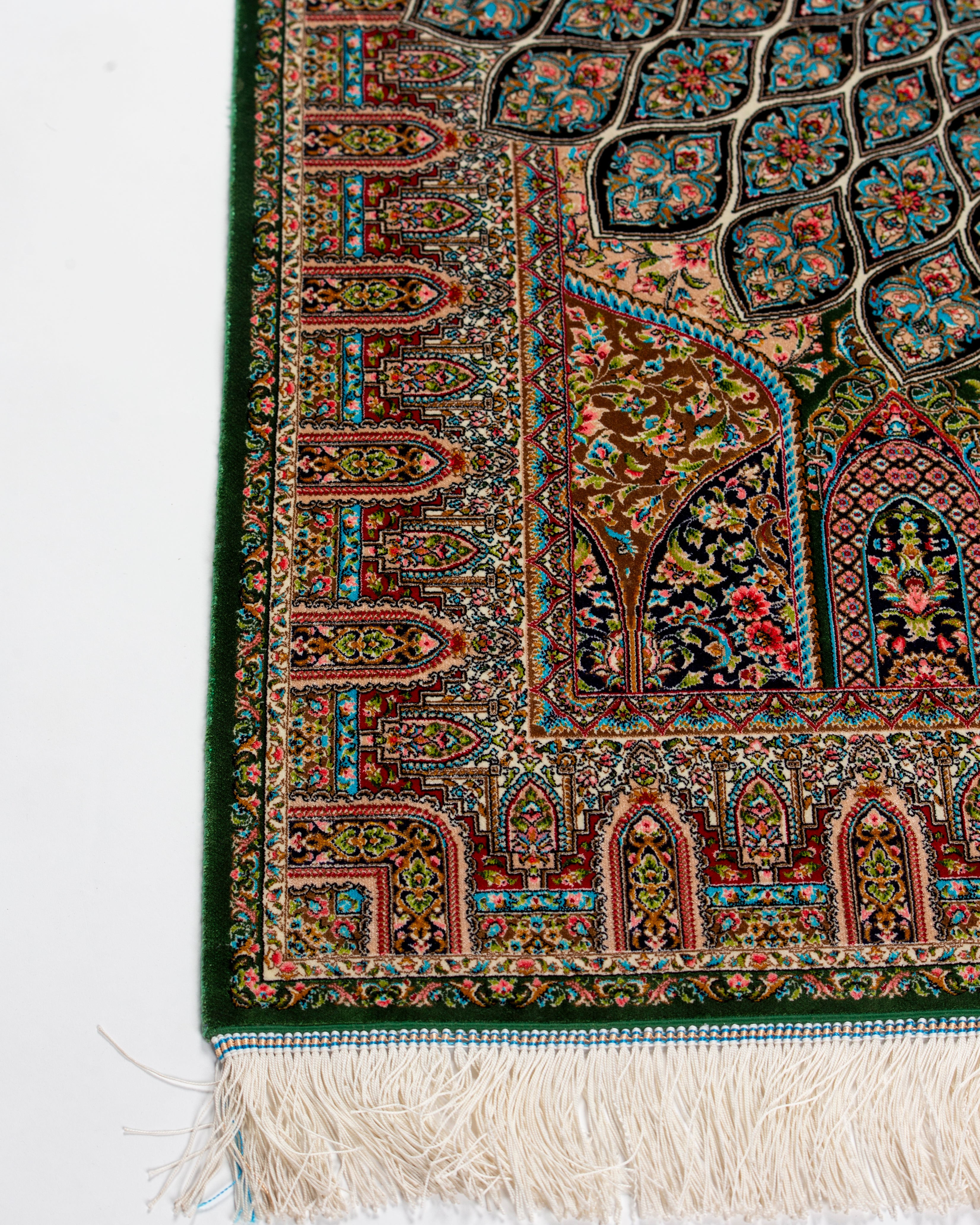 Corner, green border and fringe of the Zumurrud silk rug